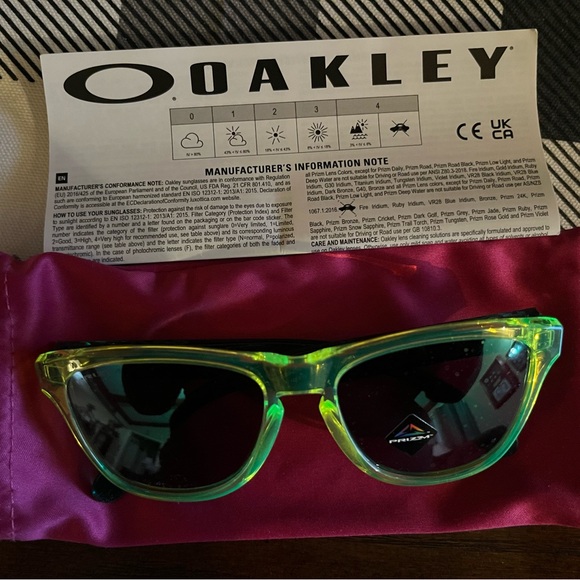 Kids lime green REAL Oakley sunglasses! Xxs never been worn! Brand new - Picture 4 of 14